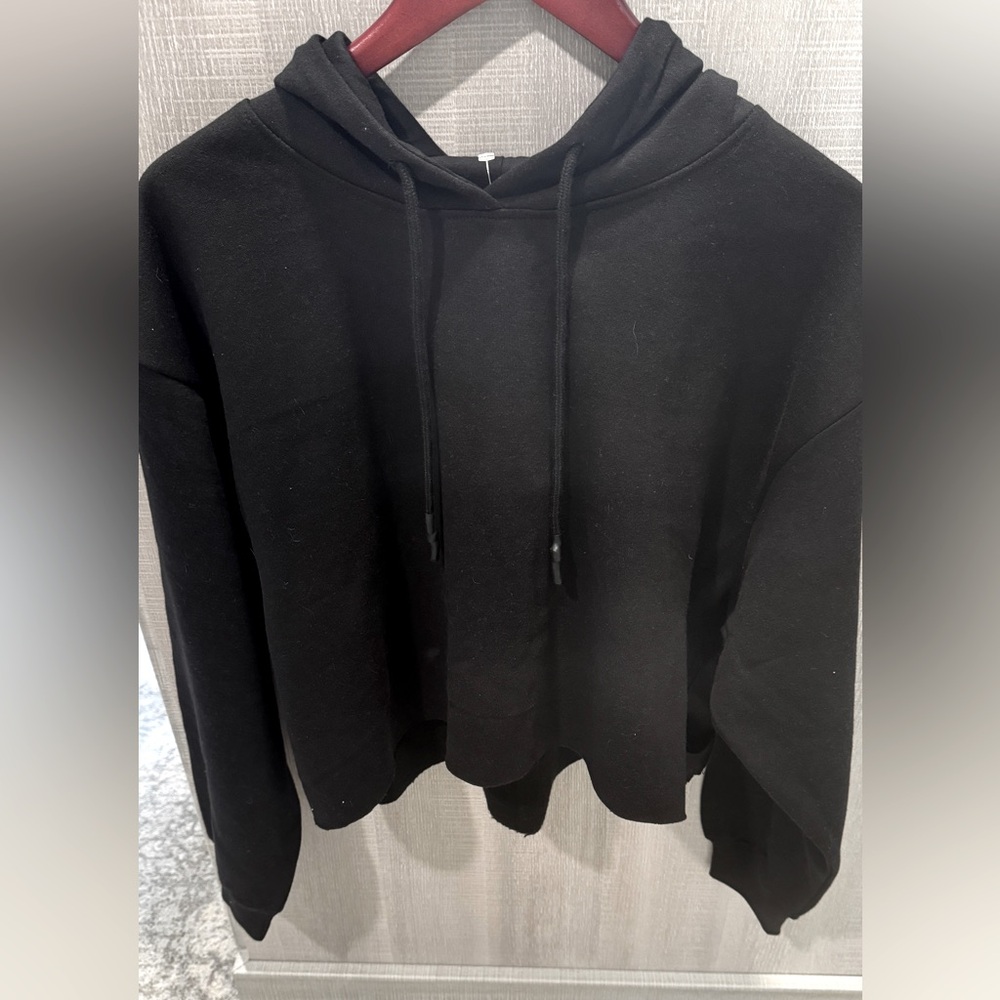J.O & CO Cropped Hoody Black Sweatshirt. Size Large